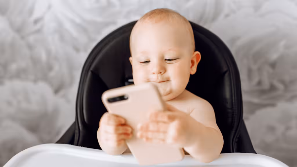 Sabia que o uso excessivo de ecrãs pode levar à miopia infantil? 😱👶